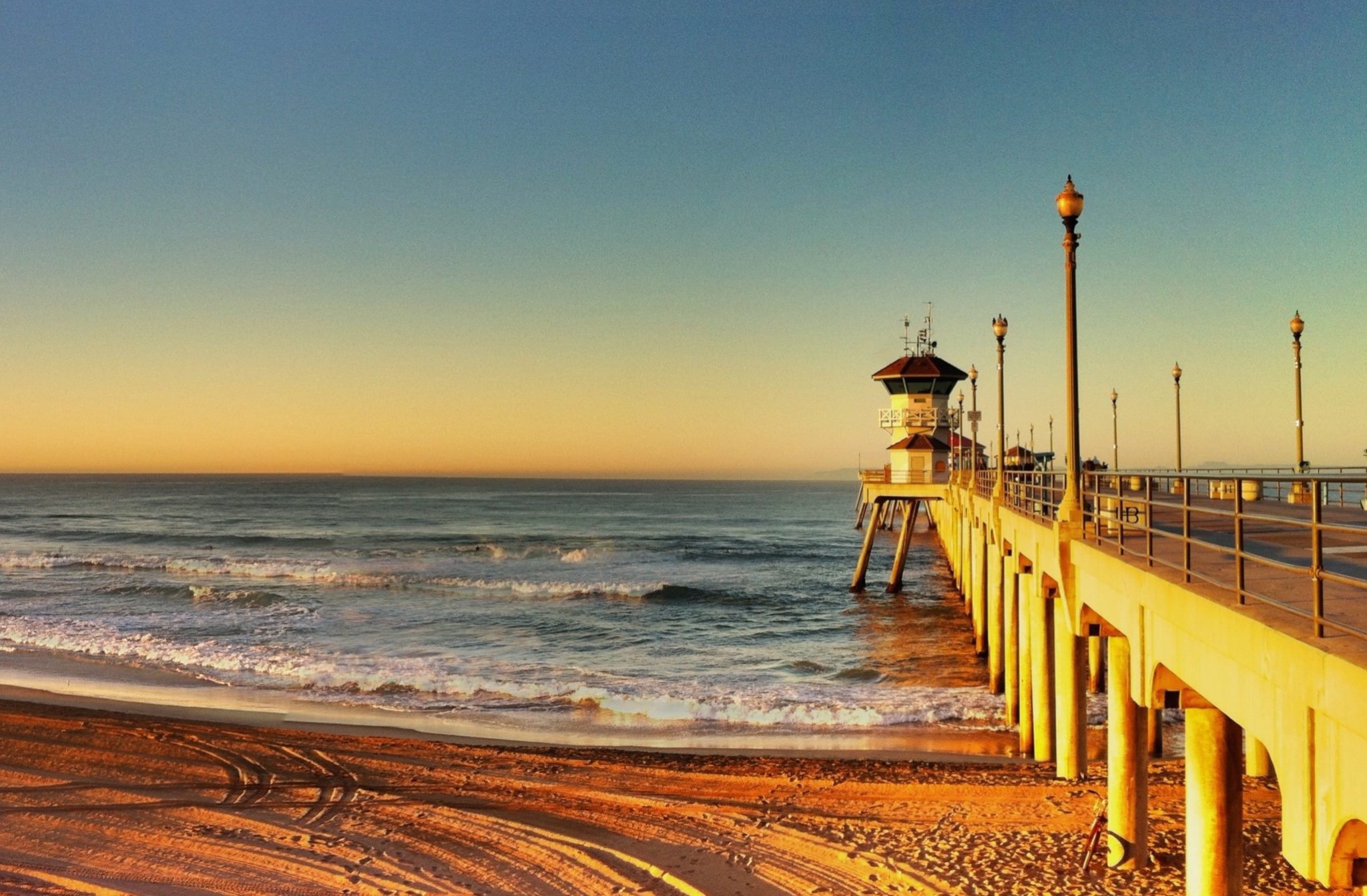 sunrise-at-huntington-beach-pier-panorama-coast-motor-werk